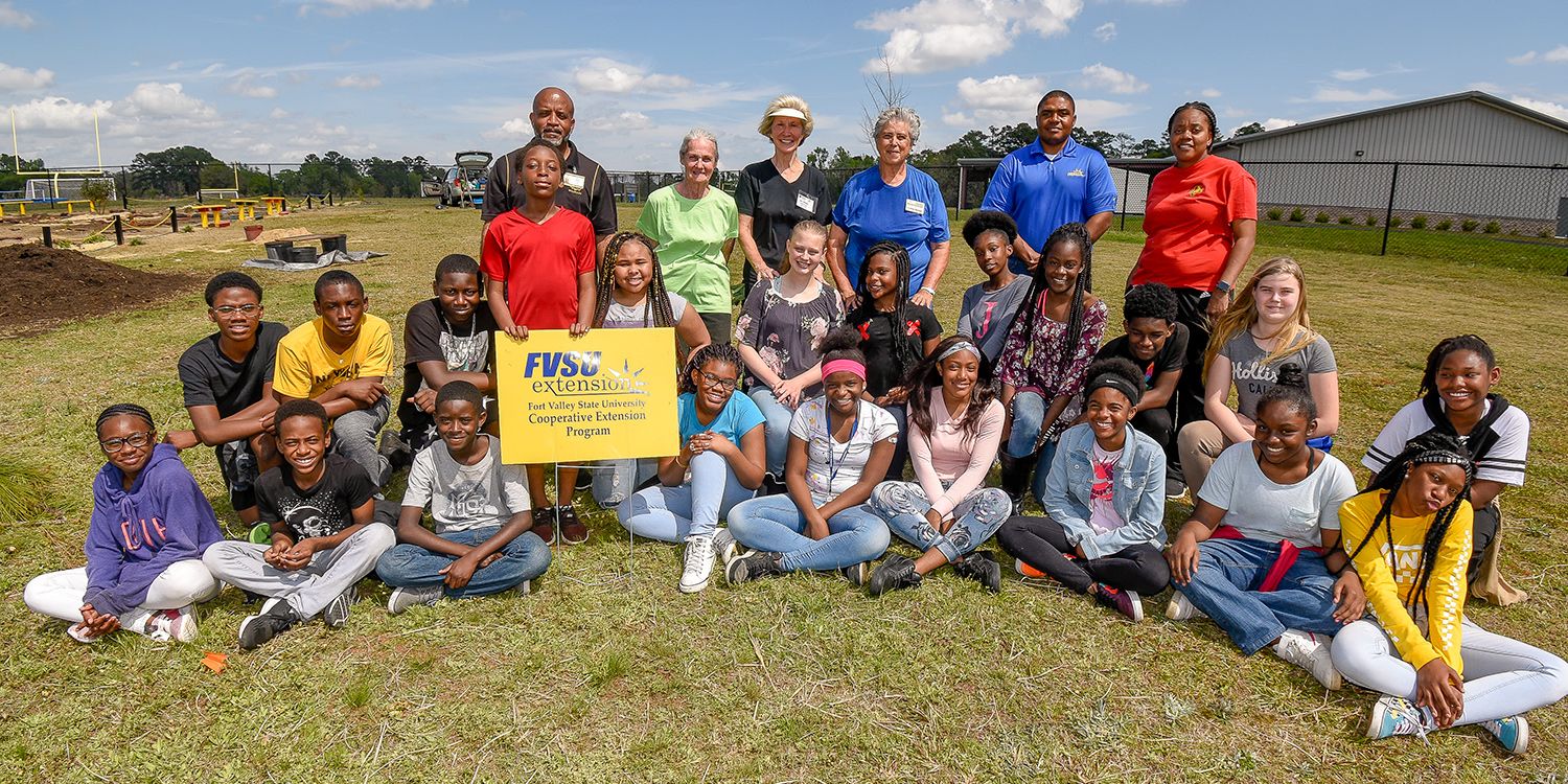 Students and teachers from J.L. Newbern Middle School in Valdosta enjoy a moment with Master Gardeners and FVSU Lowndes County Extension agent Joshua Dawson (back row, second from right).